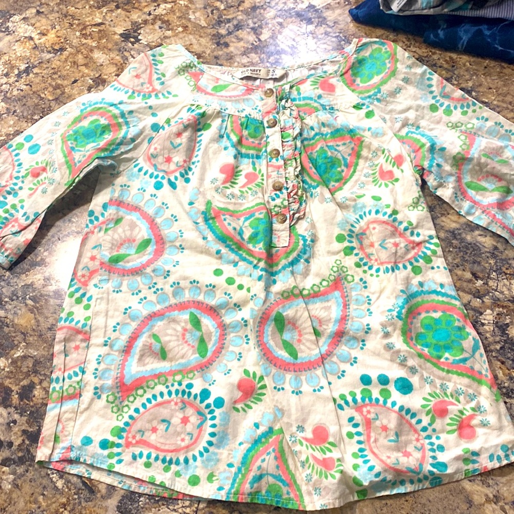 Very cute girls top worn once still in good condition. Offers welcome size 6/7